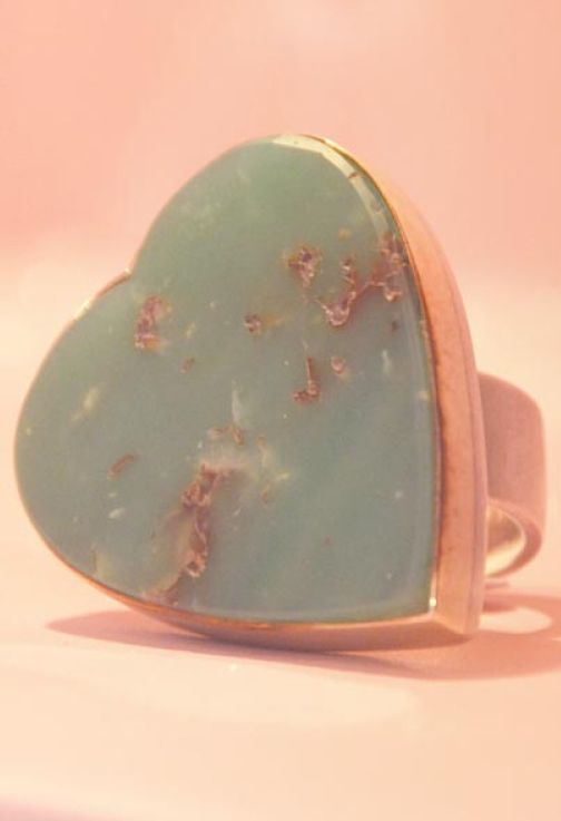 Ring mit einer Form von einem Herz
