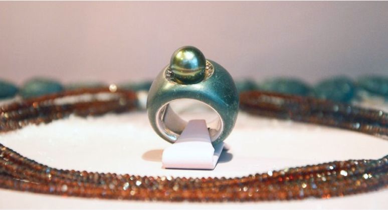Ein Ring mit einer Kette